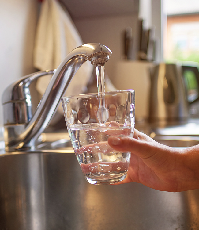 child-sink-glass-of-water