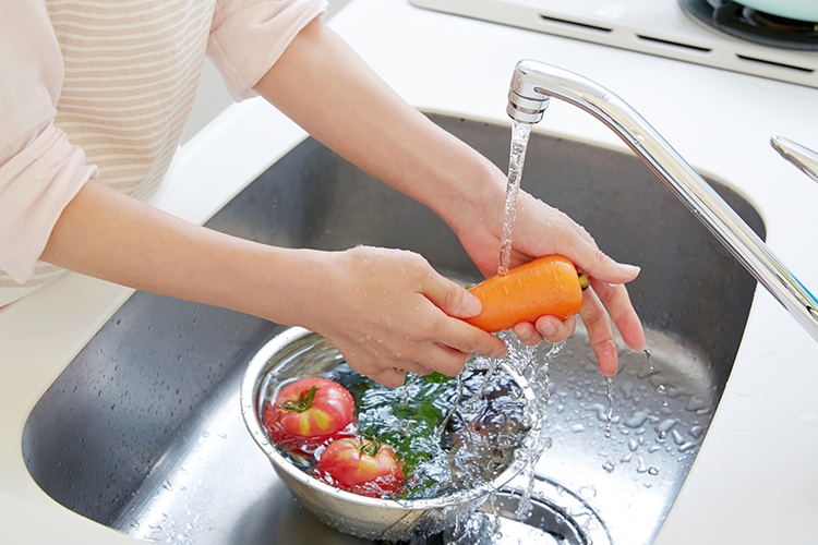 washing-vegetables-hands-sink